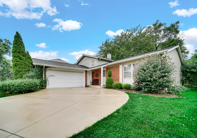 Photo 2 of Single family home for sale at 986 Harvard Ln, Buffalo Grove, IL 60089 | MLS# 12753504 | Listing updated on 2026-09-14