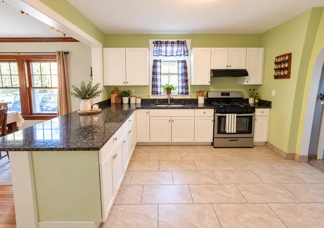 Photo 3 of Single family home for sale at 531 Forest Ave, Aurora, IL 60505 | MLS# 12753605 | Listing updated on 2026-09-11