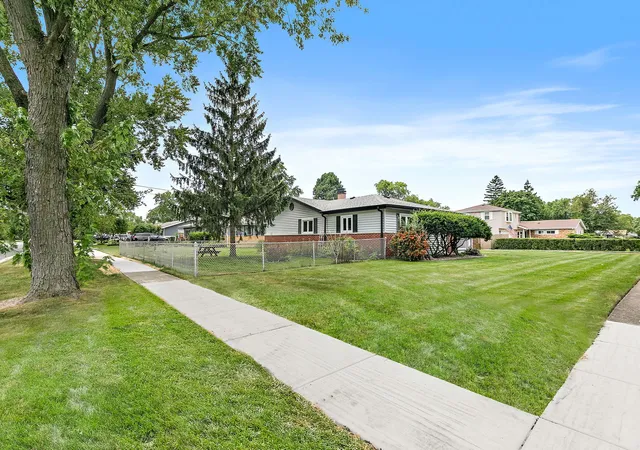 Photo 3 of Single family home for sale at 435 Kingman Ln, Hoffman Estates, IL 60169 | MLS# 12753693 | Listing updated on 2026-09-28