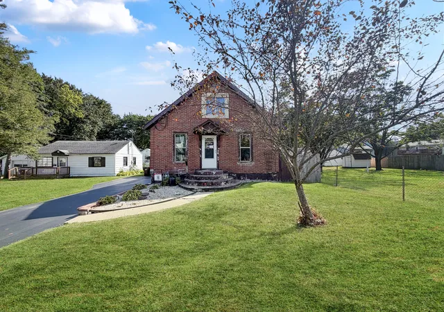 Photo 1 of Single family home for sale at 828 S Adams Ave, Freeport, IL 61032 | MLS# 12753823 | Listing updated on 2026-09-15