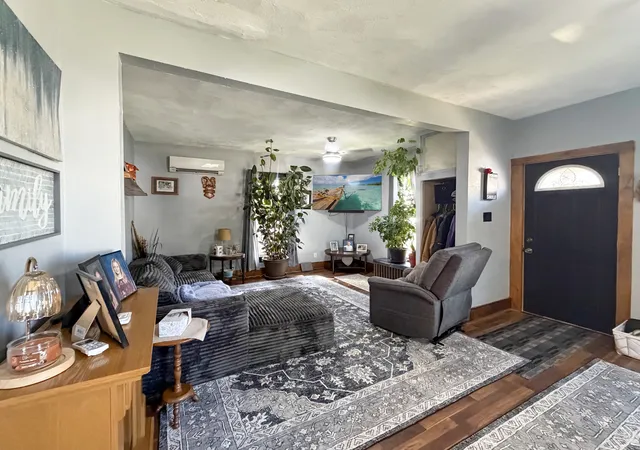 Photo 3 of Single family home for sale at 828 S Adams Ave, Freeport, IL 61032 | MLS# 12753823 | Listing updated on 2026-09-15