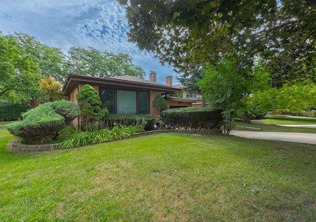 Photo 1 of Single family home for sale at 6557 N Christiana Ave, Lincolnwood, IL 60712 | MLS# 12753955 | Listing updated on 2026-09-14