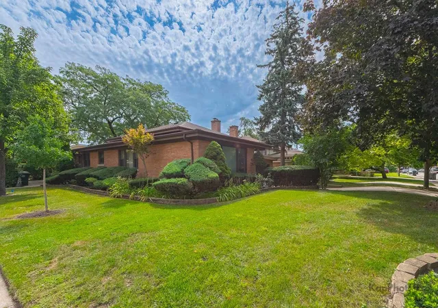 Photo 2 of Single family home for sale at 6557 N Christiana Ave, Lincolnwood, IL 60712 | MLS# 12753955 | Listing updated on 2026-09-14
