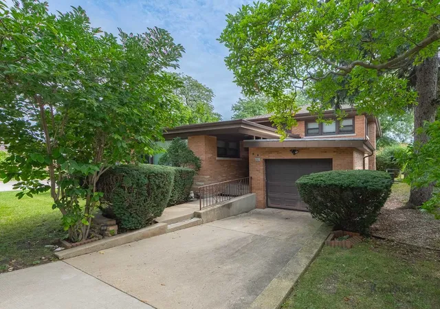 Photo 3 of Single family home for sale at 6557 N Christiana Ave, Lincolnwood, IL 60712 | MLS# 12753955 | Listing updated on 2026-09-14