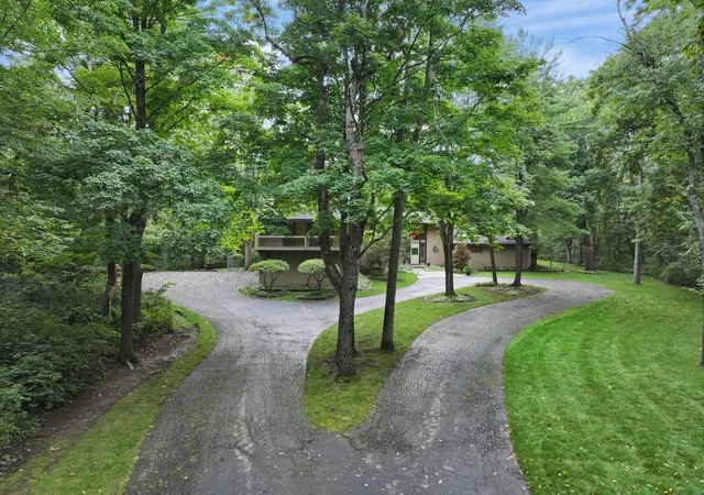 Photo 3 of Mansion for sale at 560 Thornmeadow Rd, Riverwoods, IL 60015 | MLS# 12753993 | Listing updated on 2026-09-23