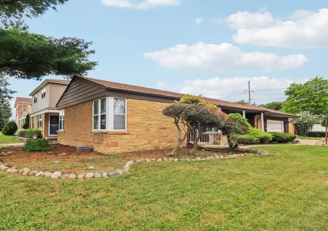 Photo 1 of Single family home for sale at 2952 George St, Franklin Park, IL 60131 | MLS# 12754145 | Listing updated on 2026-09-23