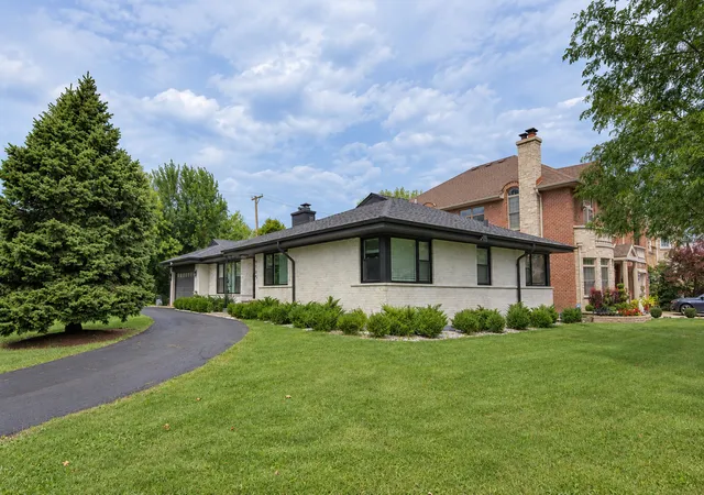Photo 3 of Sale Pending at 4754 W N Shore Ave, Lincolnwood, IL 60712 | MLS# 12754418 | Listing updated on 2026-09-27