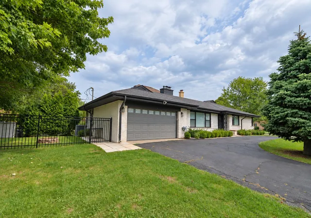 Photo 3 of Sale Pending at 4754 W N Shore Ave, Lincolnwood, IL 60712 | MLS# 12754418 | Listing updated on 2026-09-27