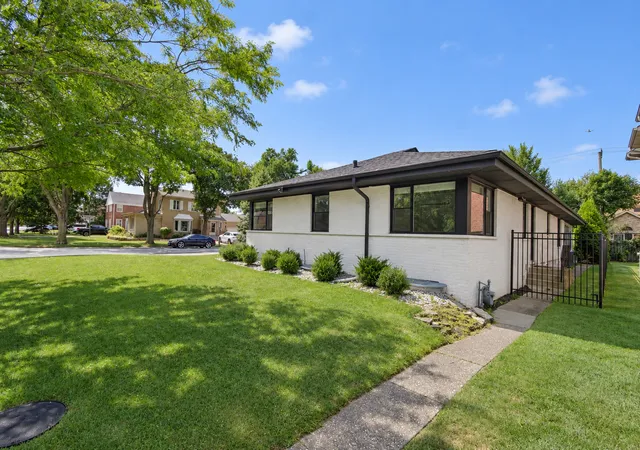 Photo 4 of Sale Pending at 4754 W N Shore Ave, Lincolnwood, IL 60712 | MLS# 12754418 | Listing updated on 2026-09-27