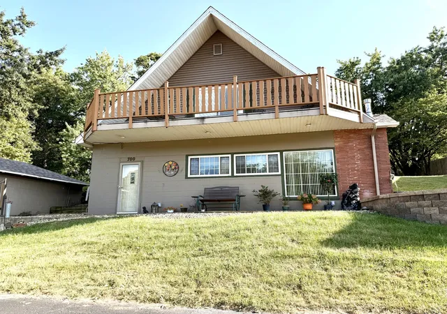 Photo 2 of Single family home for sale at 700 W Webster St, Clinton, IL 61727 | MLS# 12754511 | Listing updated on 2026-10-02