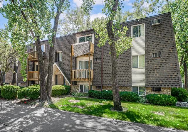 Photo 3 of Condo for sale at 214 Madison St #2B, Joliet, IL 60435 | MLS# 12754885 | Listing updated on 2026-09-23
