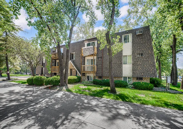 Photo 4 of Condo for sale at 214 Madison St #2B, Joliet, IL 60435 | MLS# 12754885 | Listing updated on 2026-09-23