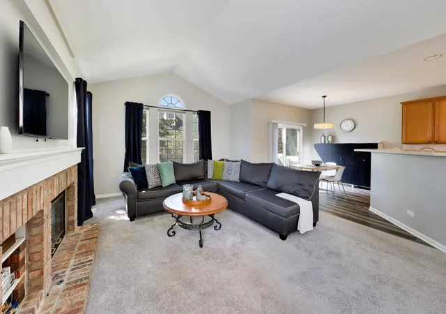 Photo 4 of Townhouse for sale at 612 N Hidden Prairie Ct, Palatine, IL 60067 | MLS# 12754947 | Listing updated on 2026-09-15