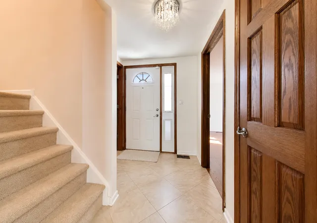 Photo 4 of Townhouse for sale at 520 Hummingbird Ln, Deerfield, IL 60015 | MLS# 12755062 | Listing updated on 2026-09-18