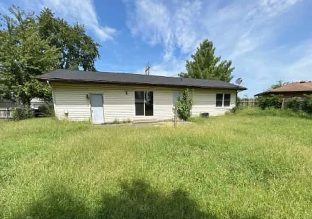 Photo 3 of Single family home for sale at 409 Lee Ave, Olney, IL 62450 | MLS# 12755105 | Listing updated on 2026-10-09
