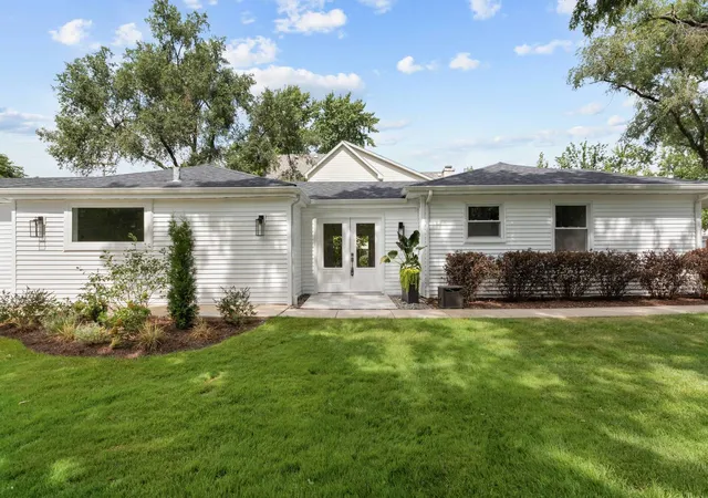 Single family home for sale at 132 Mohawk Dr, Clarendon Hills, IL 60514 | MLS# 12755303
