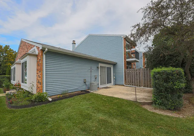 Photo 4 of Townhouse for sale at 2003 Sudbury Dr, Hoffman Estates, IL 60169 | MLS# 12755327 | Listing updated on 2026-09-29