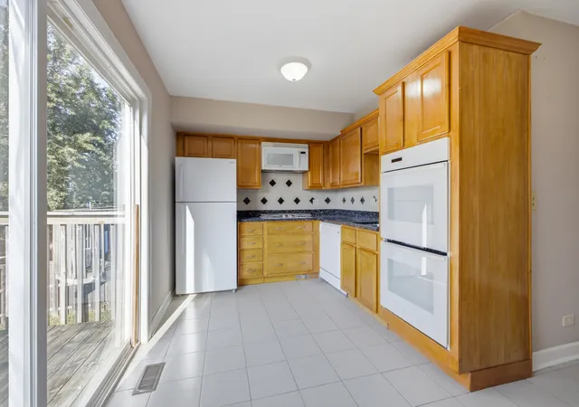 Photo 3 of Townhouse for sale at 2038 Farnham Ct, Schaumburg, IL 60194 | MLS# 12755678 | Listing updated on 2026-09-22