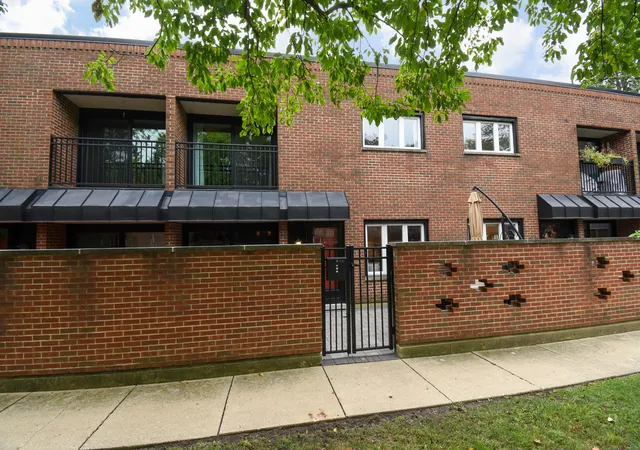 Photo 2 of Townhouse for sale at 319 N Oak Park Ave #C, Oak Park, IL 60302 | MLS# 12756307 | Listing updated on 2026-10-04