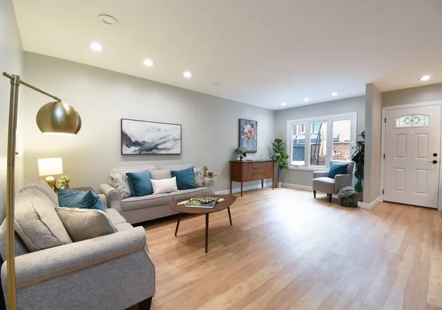 Photo 4 of Townhouse for sale at 319 N Oak Park Ave #C, Oak Park, IL 60302 | MLS# 12756307 | Listing updated on 2026-10-04