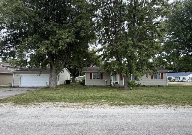 Photo 2 of Single family home for sale at 207 S Embarras St, Tuscola, IL 61953 | MLS# 12757037 | Listing updated on 2026-09-11