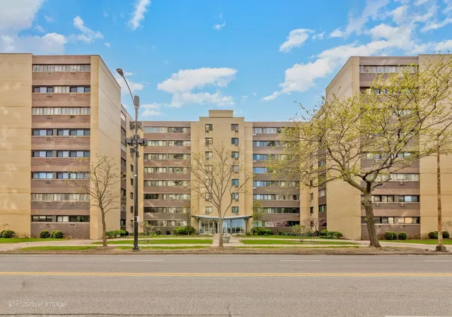 Photo 2 of Condo for sale at 6300 N Sheridan Rd #204, Chicago, IL 60660 | MLS# 12757352 | Listing updated on 2026-09-17