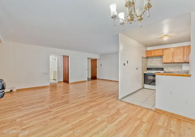Listing Photo 5 - Condo for sale in building located at 6300 N Sheridan Rd, Chicago, IL 60660 - Unit #204
