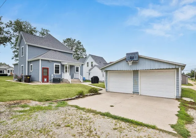 Photo 3 of Single family home for sale at 1118 10th Avenue, Fulton, IL 61252 | MLS# 12757463 | Listing updated on 2026-10-05