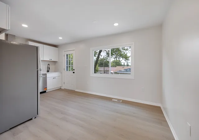Photo 4 of Single family home for sale at 206 Ridge Cir, Streamwood, IL 60107 | MLS# 12757497 | Listing updated on 2026-09-21