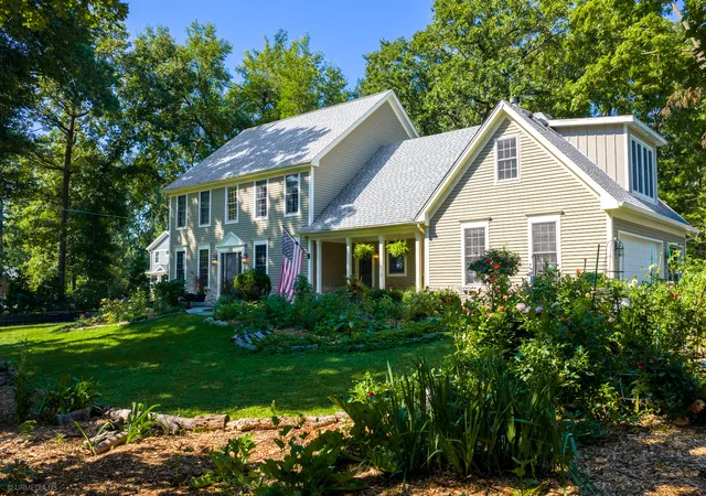 Photo 3 of Single family home for sale at 318 Timber Trl, Batavia, IL 60510 | MLS# 12757853 | Listing updated on 2026-09-26