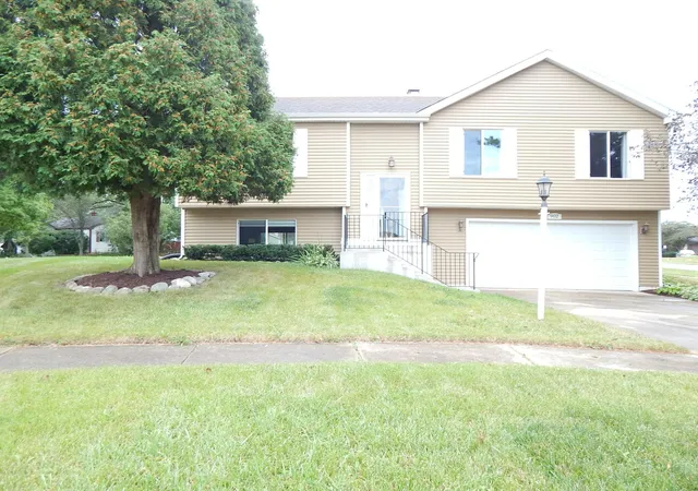 Photo 1 of Single family home for sale at 902 Garden Cir, Streamwood, IL 60107 | MLS# 12758355 | Listing updated on 2026-09-29