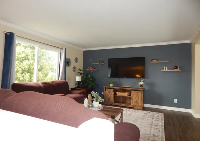 Photo 3 of Single family home for sale at 902 Garden Cir, Streamwood, IL 60107 | MLS# 12758355 | Listing updated on 2026-09-29