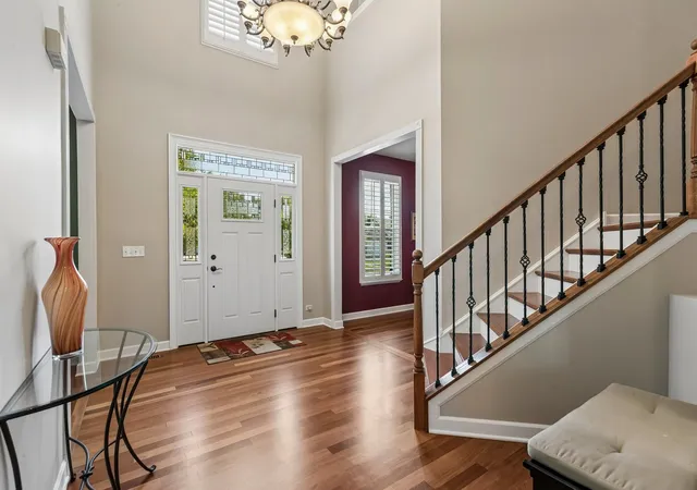 Photo 3 of Single family home for sale at 35 Oakview Ct, South Elgin, IL 60177 | MLS# 12758575 | Listing updated on 2026-09-15