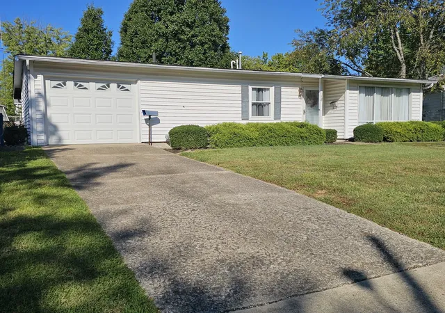 Photo 1 of Single family home for sale at 18 Se Crescent Dr, Mt Vernon, IL 62864 | MLS# 12758704 | Listing updated on 2026-10-02