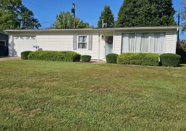 Photo 2 of Single family home for sale at 18 Se Crescent Dr, Mt Vernon, IL 62864 | MLS# 12758704 | Listing updated on 2026-10-02