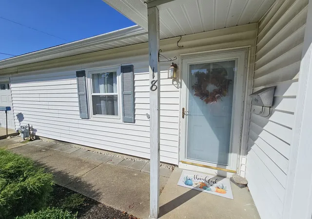 Photo 3 of Single family home for sale at 18 Se Crescent Dr, Mt Vernon, IL 62864 | MLS# 12758704 | Listing updated on 2026-10-02