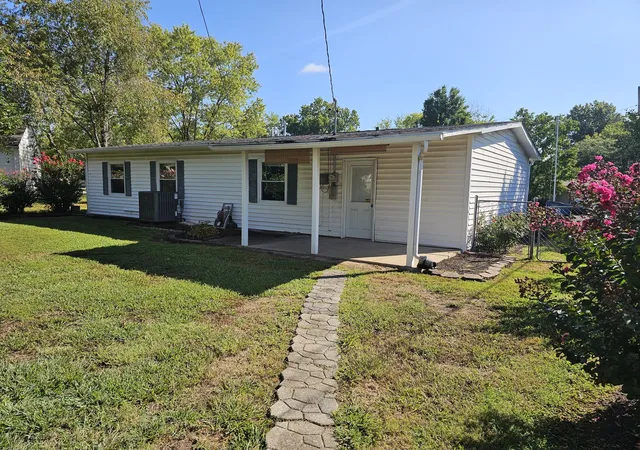 Photo 3 of Single family home for sale at 18 SE Crescent Dr, Mt Vernon, IL 62864 | MLS# 12758704 | Listing updated on 2026-10-07