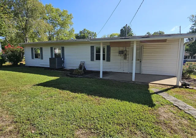 Photo 4 of Single family home for sale at 18 SE Crescent Dr, Mt Vernon, IL 62864 | MLS# 12758704 | Listing updated on 2026-10-07