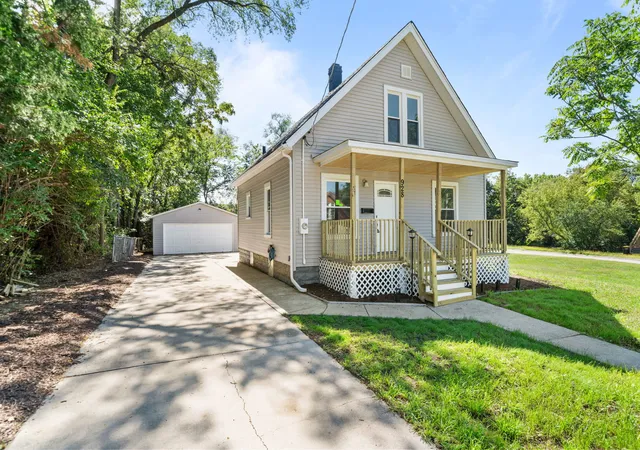 Single family home for sale at 928 Lincoln Ave, Rockford, IL 61102 | MLS# 12758911