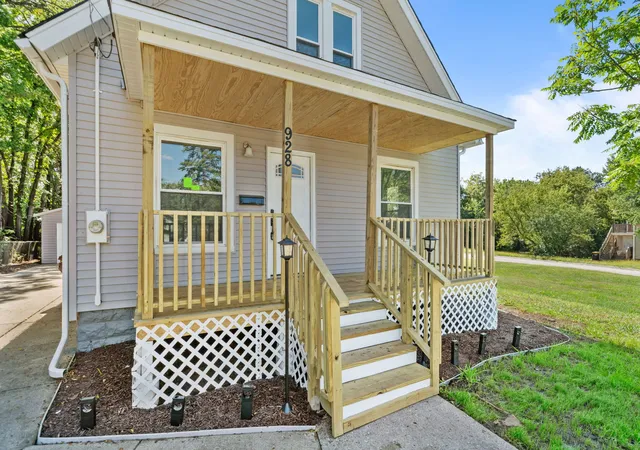 Photo 2 of Single family home for sale at 928 Lincoln Ave, Rockford, IL 61102 | MLS# 12758911 | Listing updated on 2026-09-14