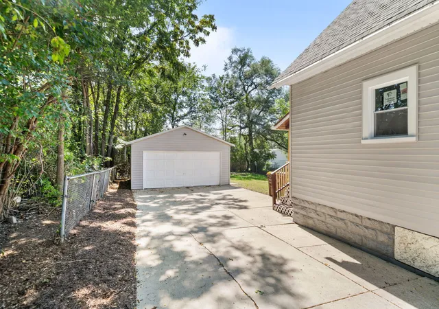 Photo 3 of Single family home for sale at 928 Lincoln Ave, Rockford, IL 61102 | MLS# 12758911 | Listing updated on 2026-09-14