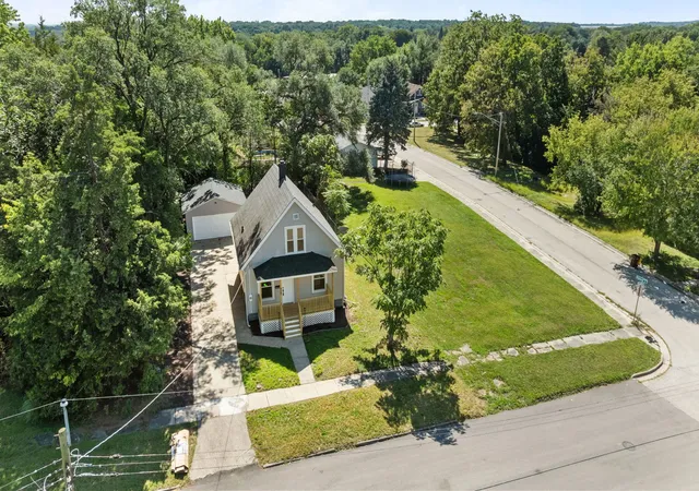 Photo 4 of Single family home for sale at 928 Lincoln Ave, Rockford, IL 61102 | MLS# 12758911 | Listing updated on 2026-09-14