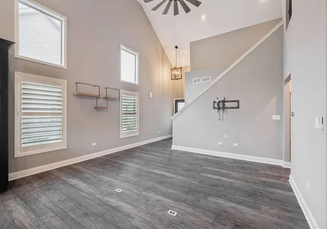 Photo 3 of House for sale at 533 Sudbury Cir, Oswego, IL 60543 | MLS# 12759034 | Listing updated on 2026-09-15