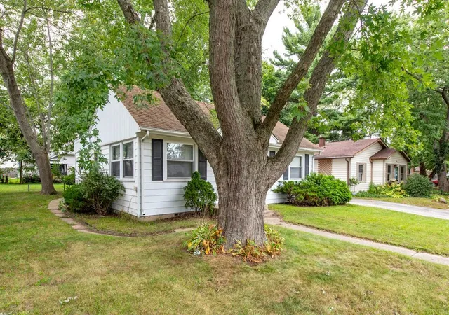 Photo 3 of Single family home for sale at 1220 Fulton Ave, Winthrop Harbor, IL 60096 | MLS# 12759226 | Listing updated on 2026-10-06