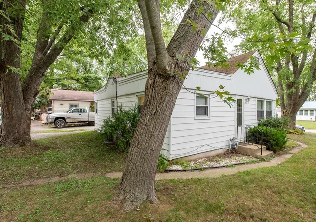 Photo 3 of Single family home for sale at 1220 Fulton Ave, Winthrop Harbor, IL 60096 | MLS# 12759226 | Listing updated on 2026-10-06