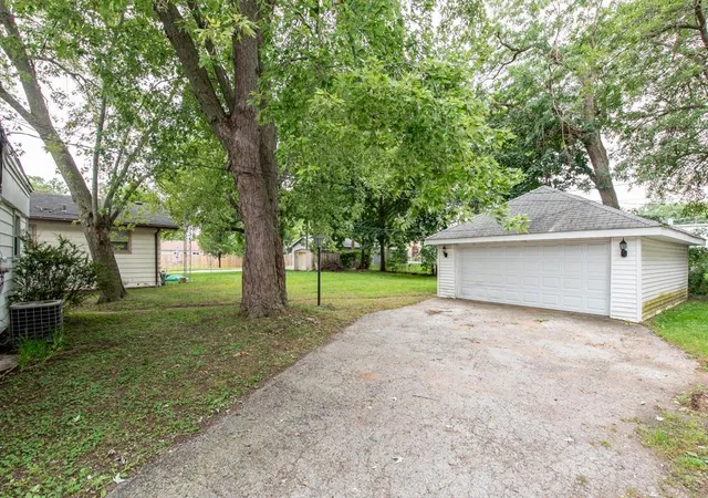Photo 4 of Single family home for sale at 1220 Fulton Ave, Winthrop Harbor, IL 60096 | MLS# 12759226 | Listing updated on 2026-10-06