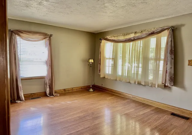 Photo 3 of Single family home for sale at 516 W 20th Street, Metropolis, IL 62960 | MLS# 12759356 | Listing updated on 2026-09-14