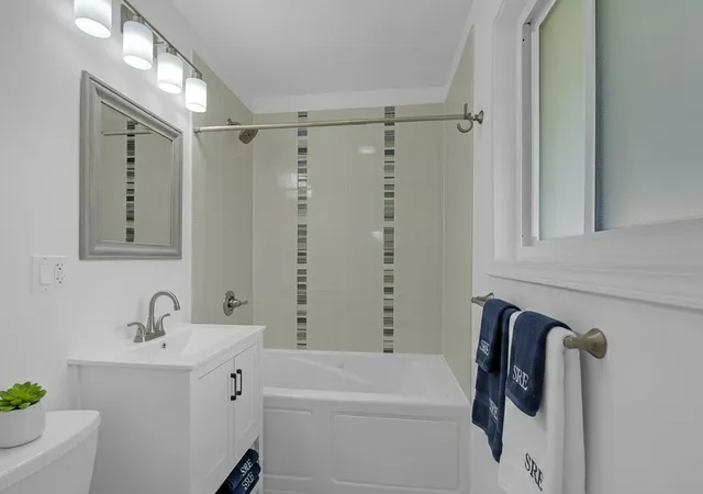 Photo 4 of Single family home for sale at 420 Berkshire Ln, Des Plaines, IL 60016 | MLS# 12761219 | Listing updated on 2026-09-25
