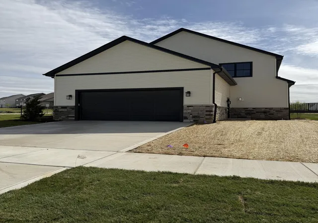 Photo 3 of Sale Pending at 2230 Redwood Ln, Chesterton, IN 46304 | MLS# 838352 | Listing updated on 2026-09-11