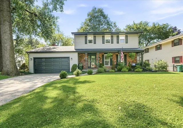 Photo 2 of Single family home for sale at 9212 White Oak Ave, Munster, IN 46321 | MLS# 842398 | Listing updated on 2026-09-11